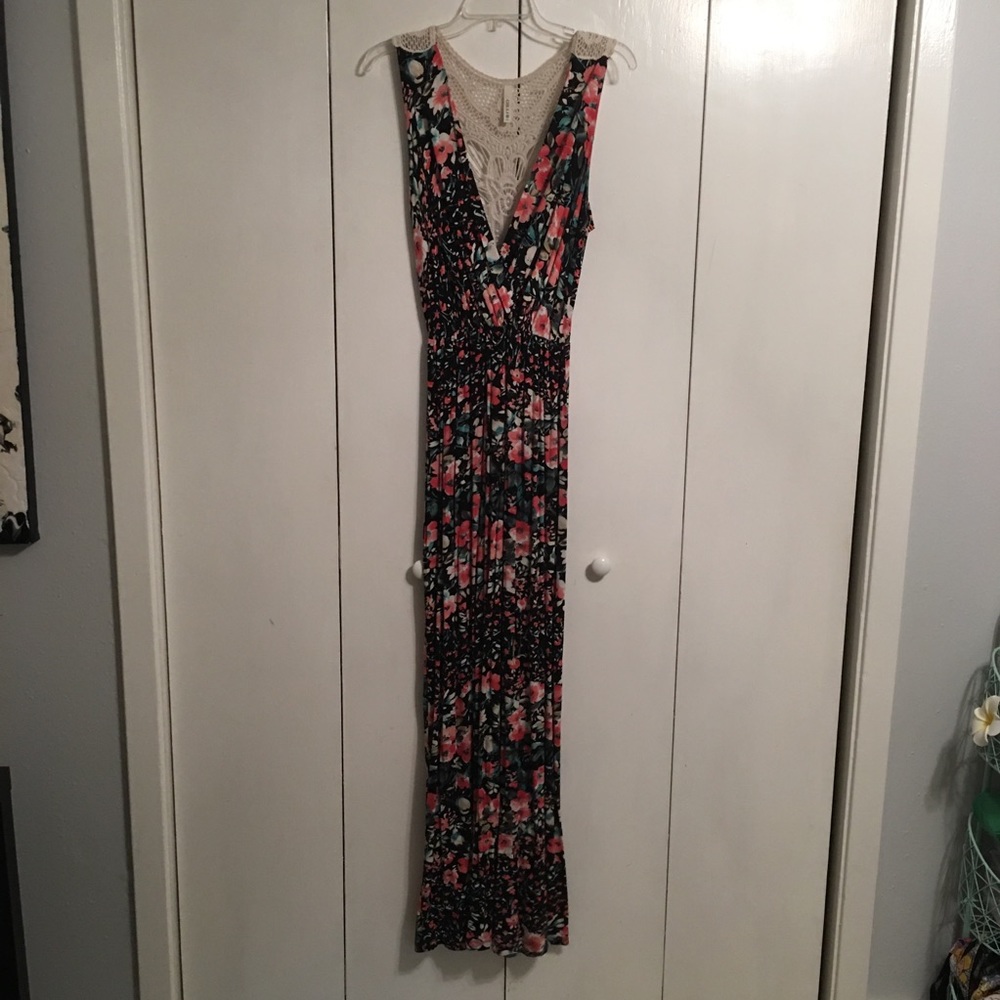 🚨 Donating 11/17 - Gilli Flowered Maxi Dress